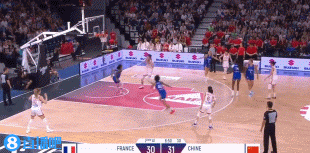 持续输出！韩旭压哨打板 随后晃开对手轻松上篮再次得分 