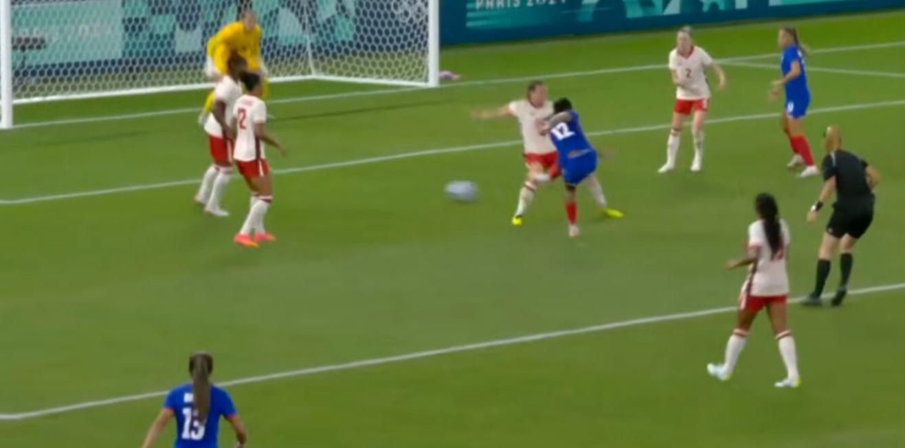 奥运女足比赛报道：弗莱明追平吉尔斯打进制胜球 加拿大2-1逆转法国