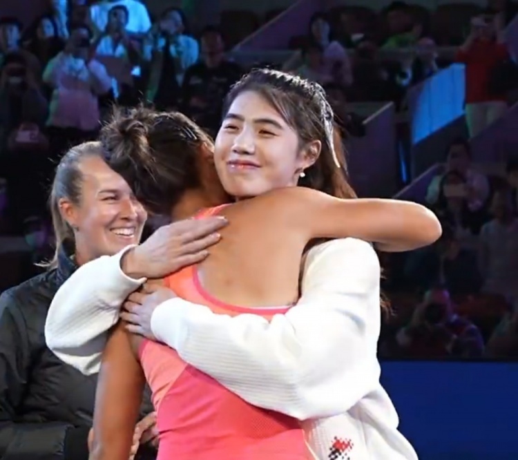 祝贺好友郑钦文晋级!张雨霏社媒晒合影:YES!MY SHERO!