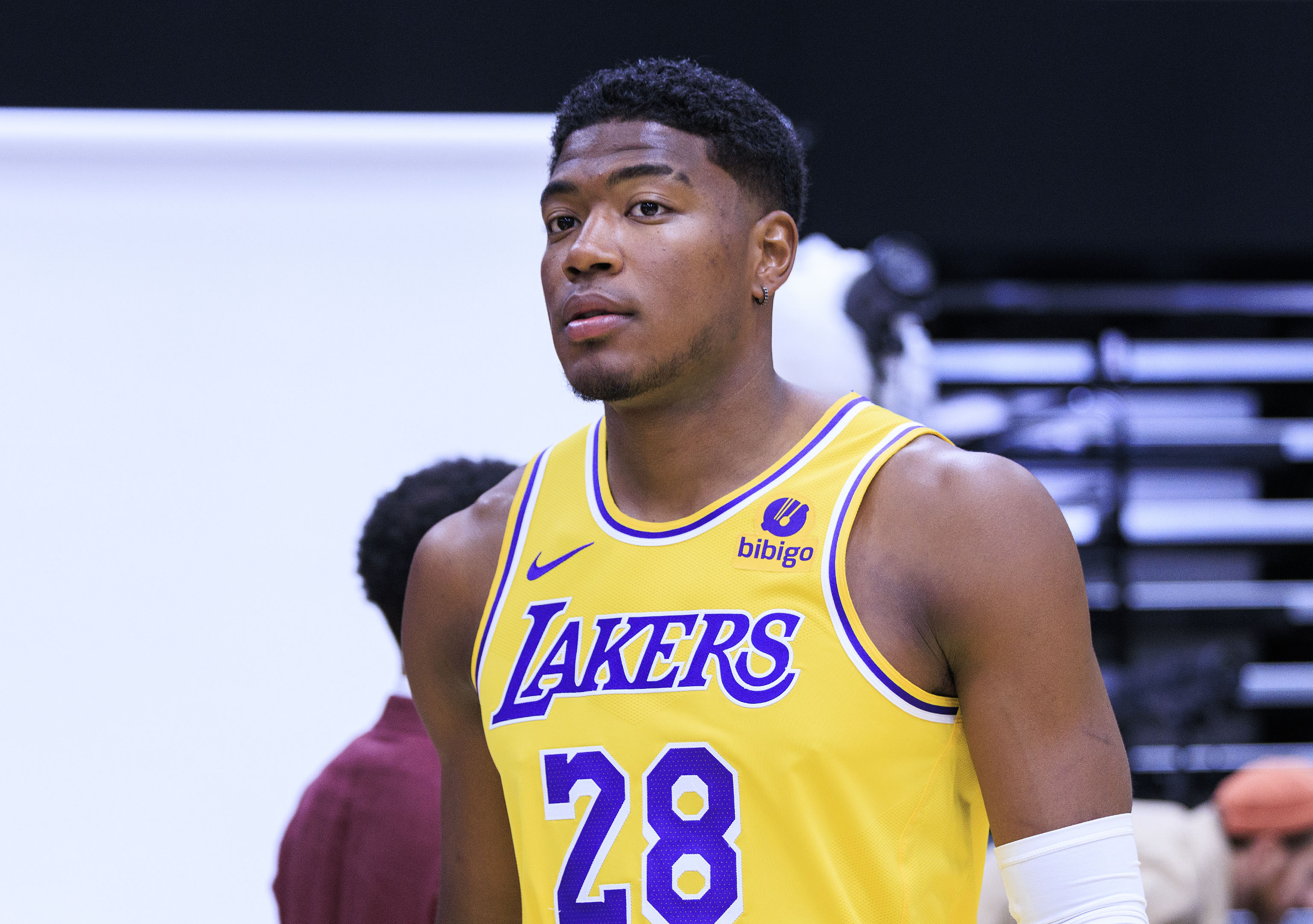 👀湖人首发变阵!克内克特替补,八村塁复出