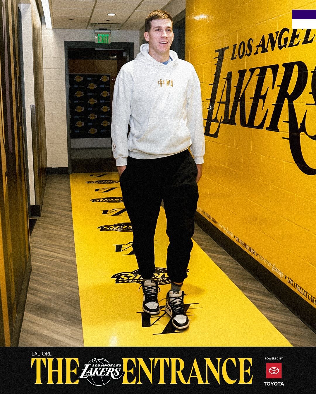 😄你小子行!里夫斯今日身穿"中国"卫衣进场,此前签约中国品牌准者