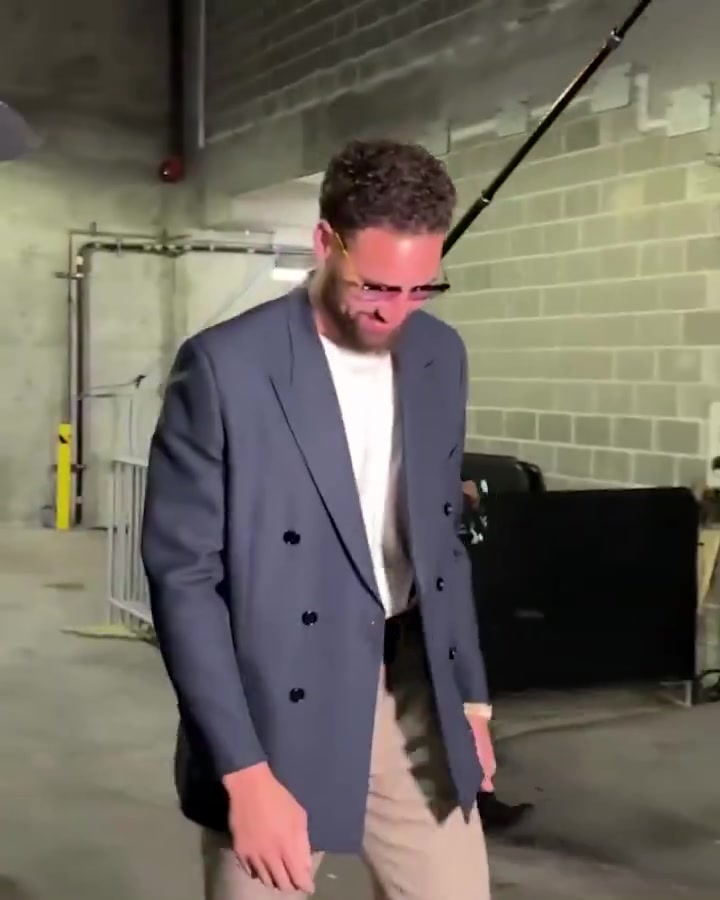 🥺勇士数百名工作人员夹道欢迎克莱 克莱眼里似乎有泪光？