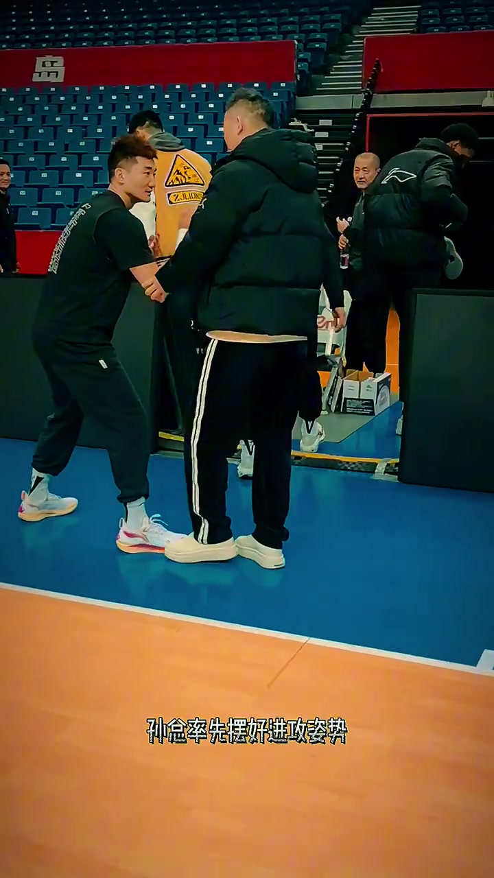 🤣太逗！孙铭徽&大秋掀开刘导内衣 后者调侃：你现在还好这口？