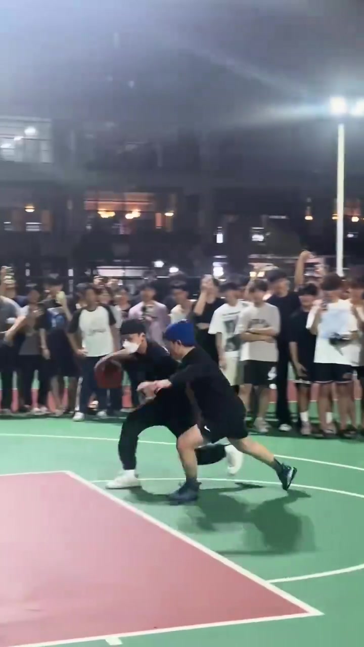 徐杰参加校园行活动单挑命中超远三分再秀熟悉“晚安安”庆祝🌙